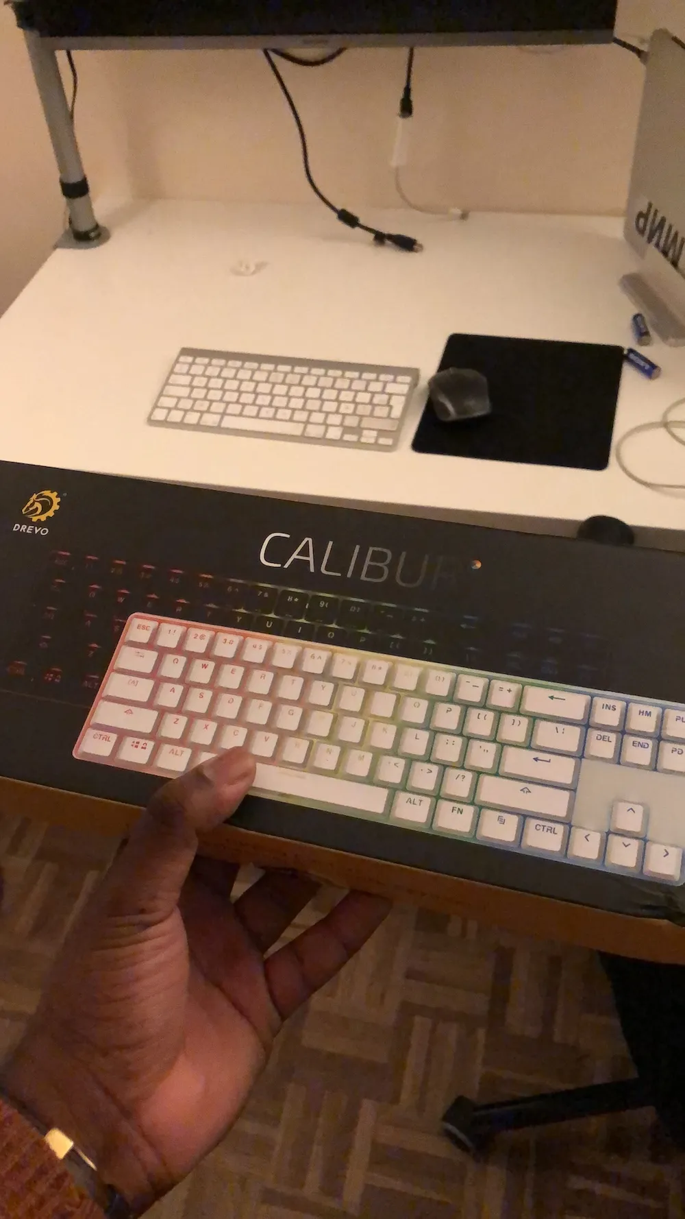 Photo of Drevo Kalibur keyboard box, showing the keyboard in its two colors, black and white