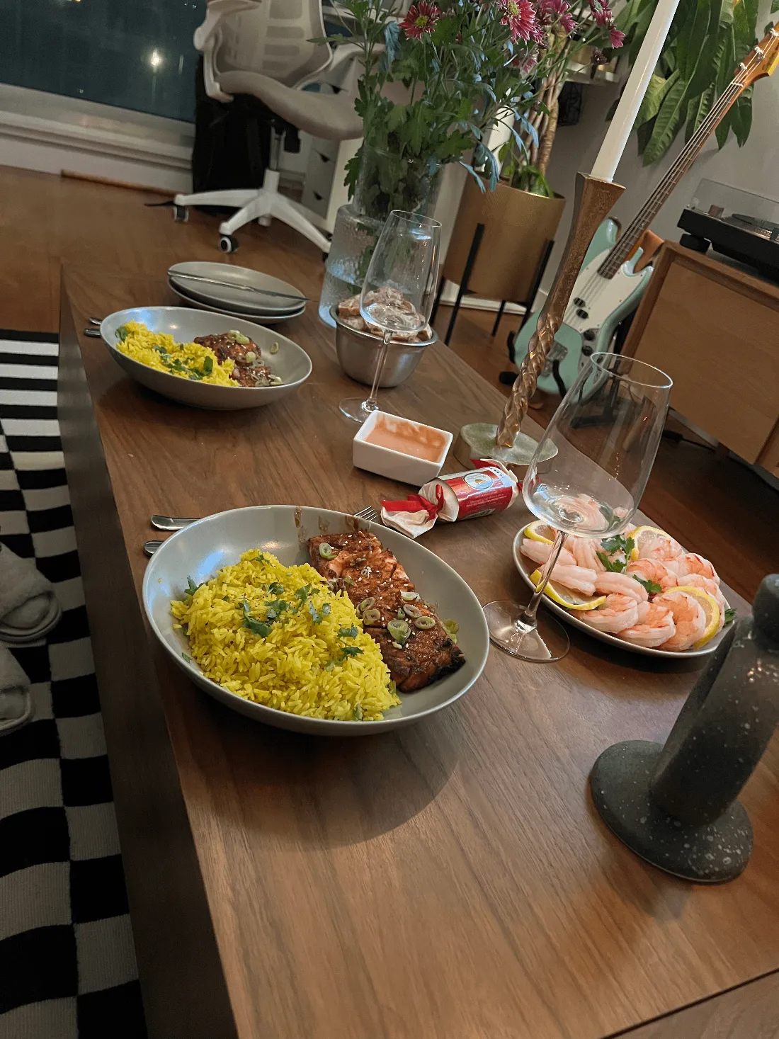 Repas de noel sur une table basse, riz, foie gras, saumon, crevettes