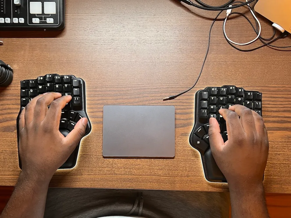 Hand position on a split keyboard for we are on a shoulder width between each hand, with the wrists resting straight.